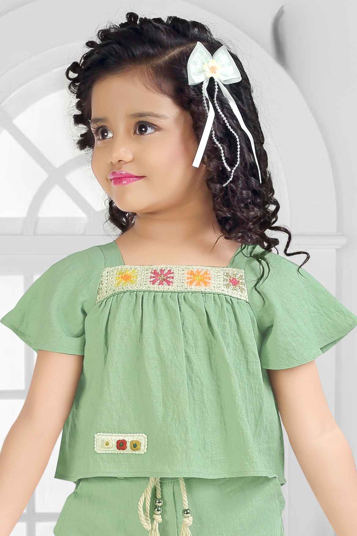 طقم بلوزة وشورت مزين بالكروشيه باللون الأخضر للبنات