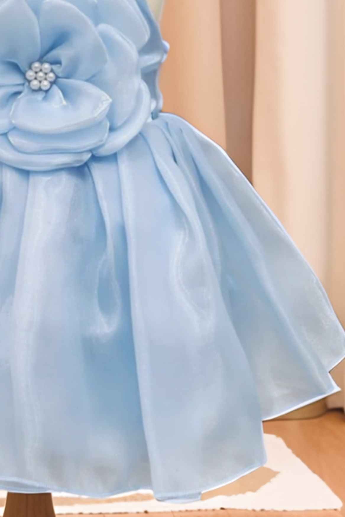 فستان عمل أزرق بدون أكمام ومزين بالورود واللؤلؤ للبنات