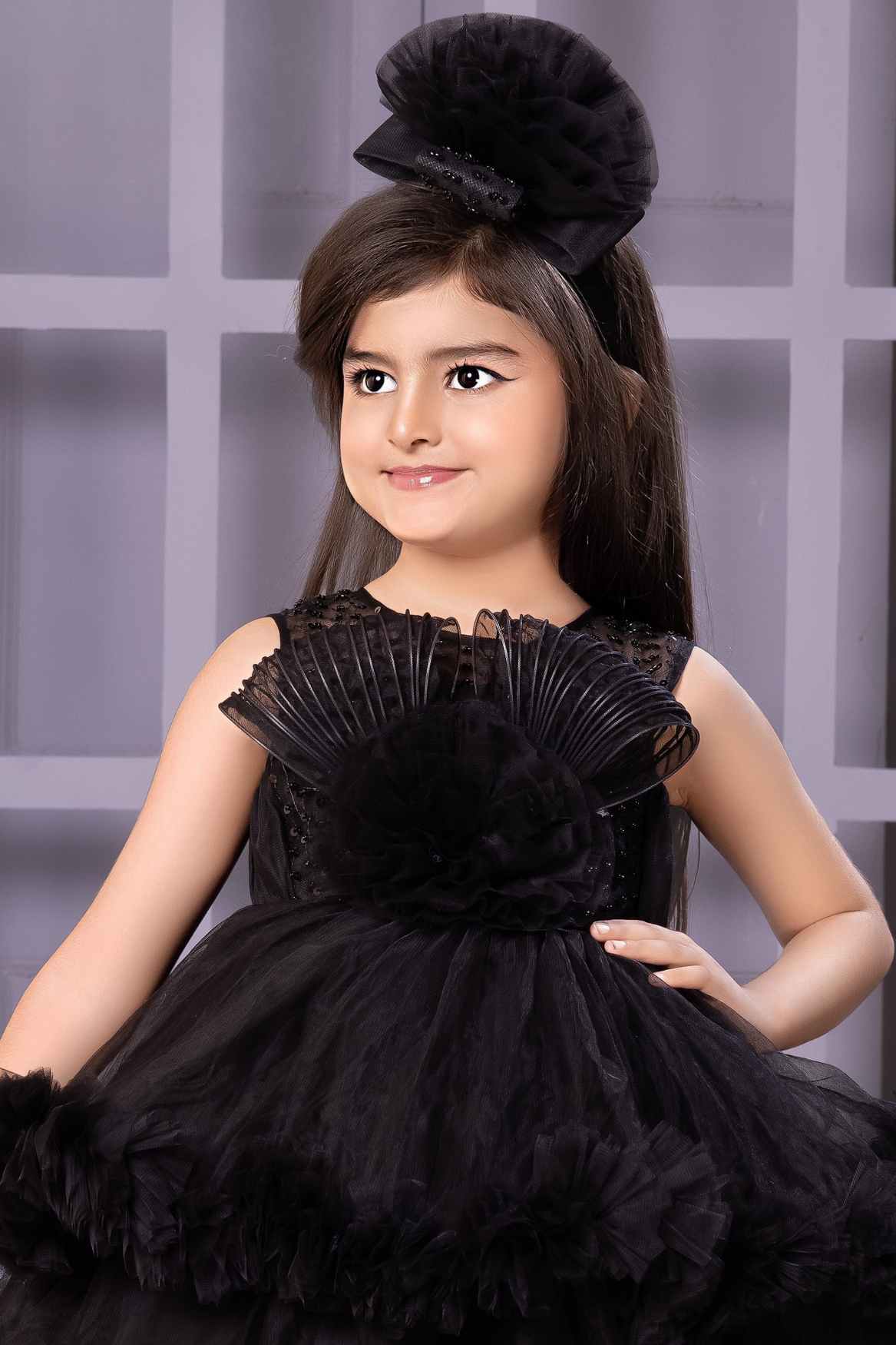 فستان أسود مزين بالزهور للبنات
