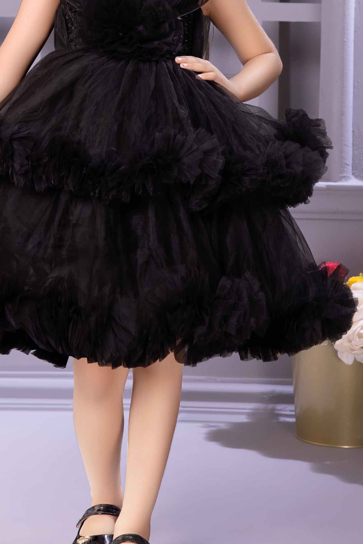 فستان أسود مزين بالزهور للبنات