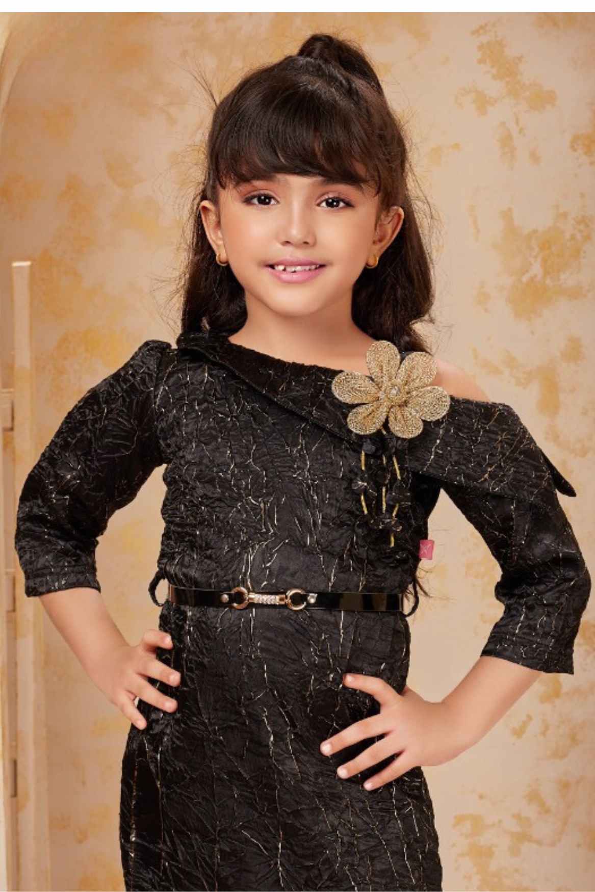 فستان أسود كلاسيكي بأكمام ثلاثة أرباع مع نقشة زهور للبنات