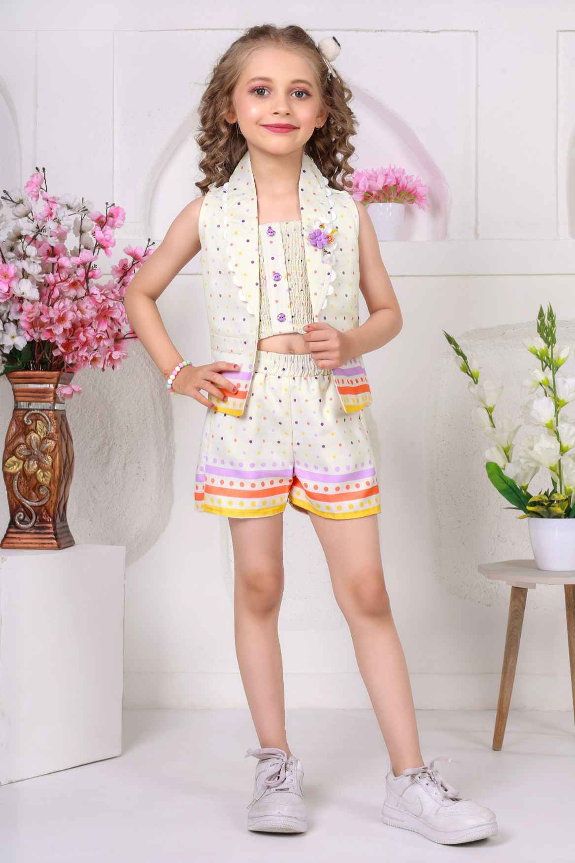 طقم أنيق من بلوزة وشورت منقط باللون الأبيض العاجي مع معطف للبنات