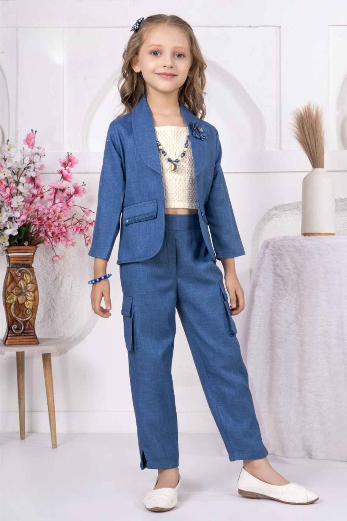 طقم أنيق من بلوزة وبنطلون مع معطف بتصميم منقوش باللونين الأزرق والكريمي للبنات