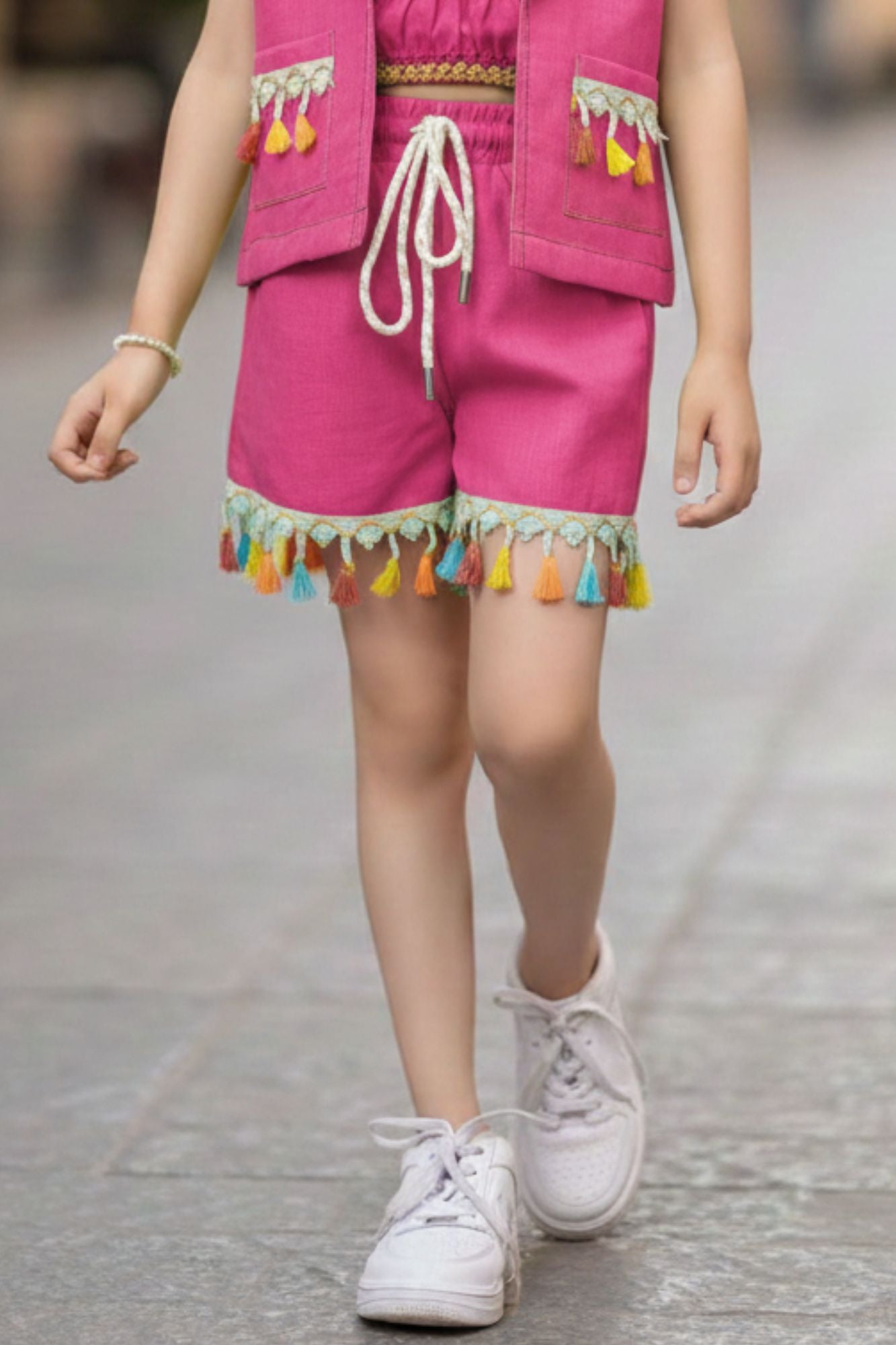 طقم معطف وردي فاتح مع بلوزة وشورت عمل مزين بالشراشيب للبنات