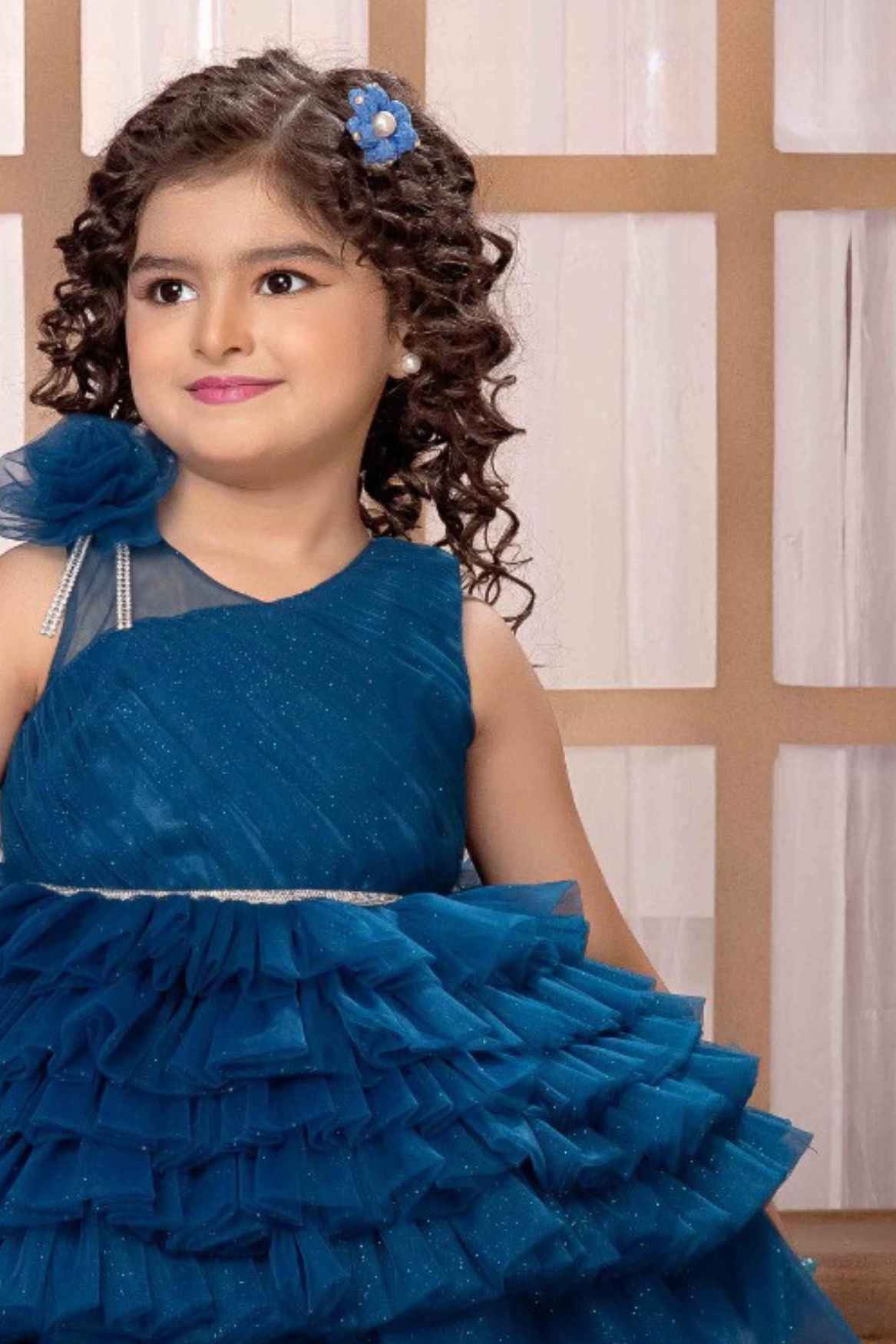 فستان أزرق بدون أكمام ومزين بالورود للفتيات