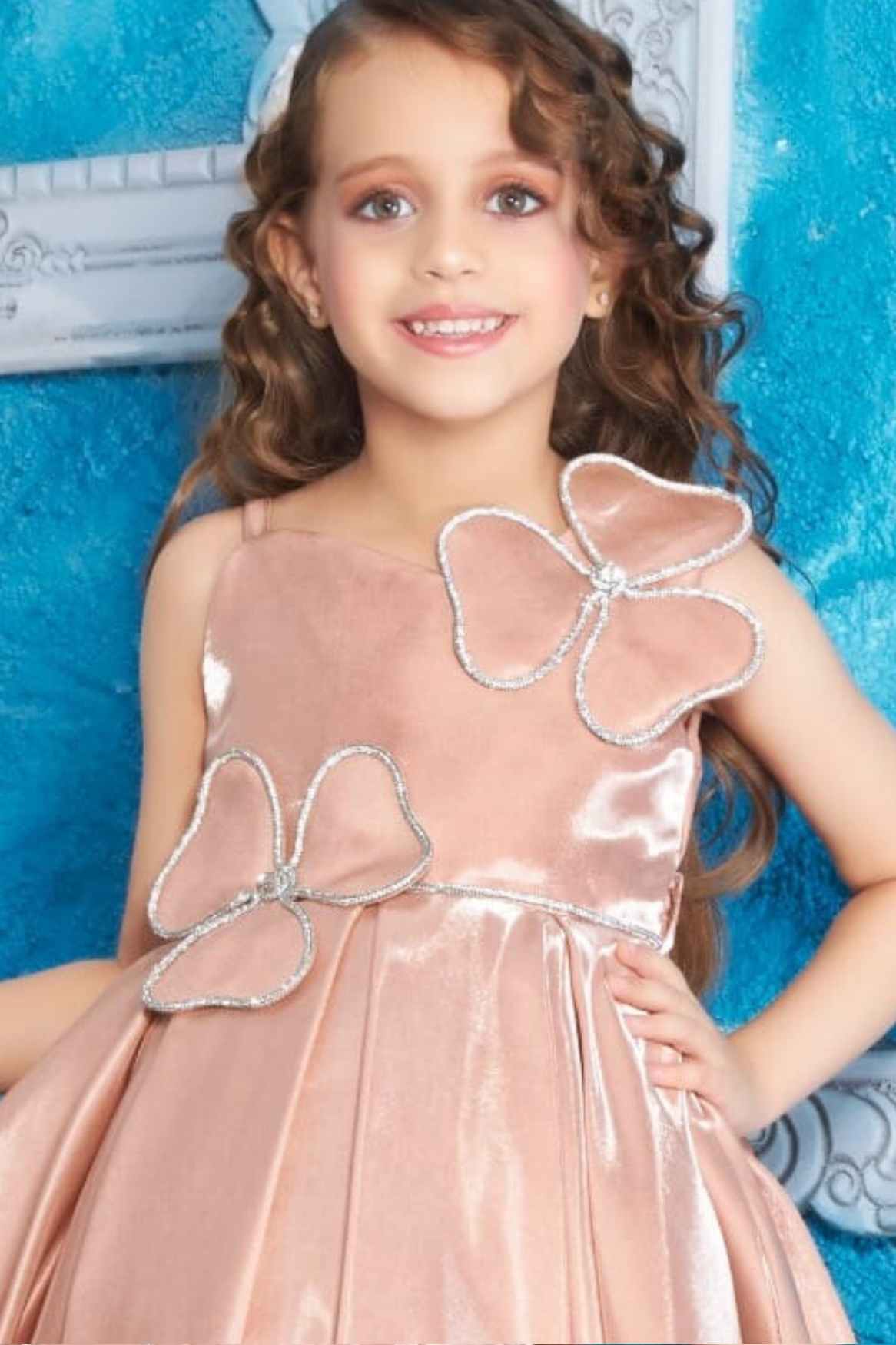 فستان بني مزين بالأحجار والزهور للبنات