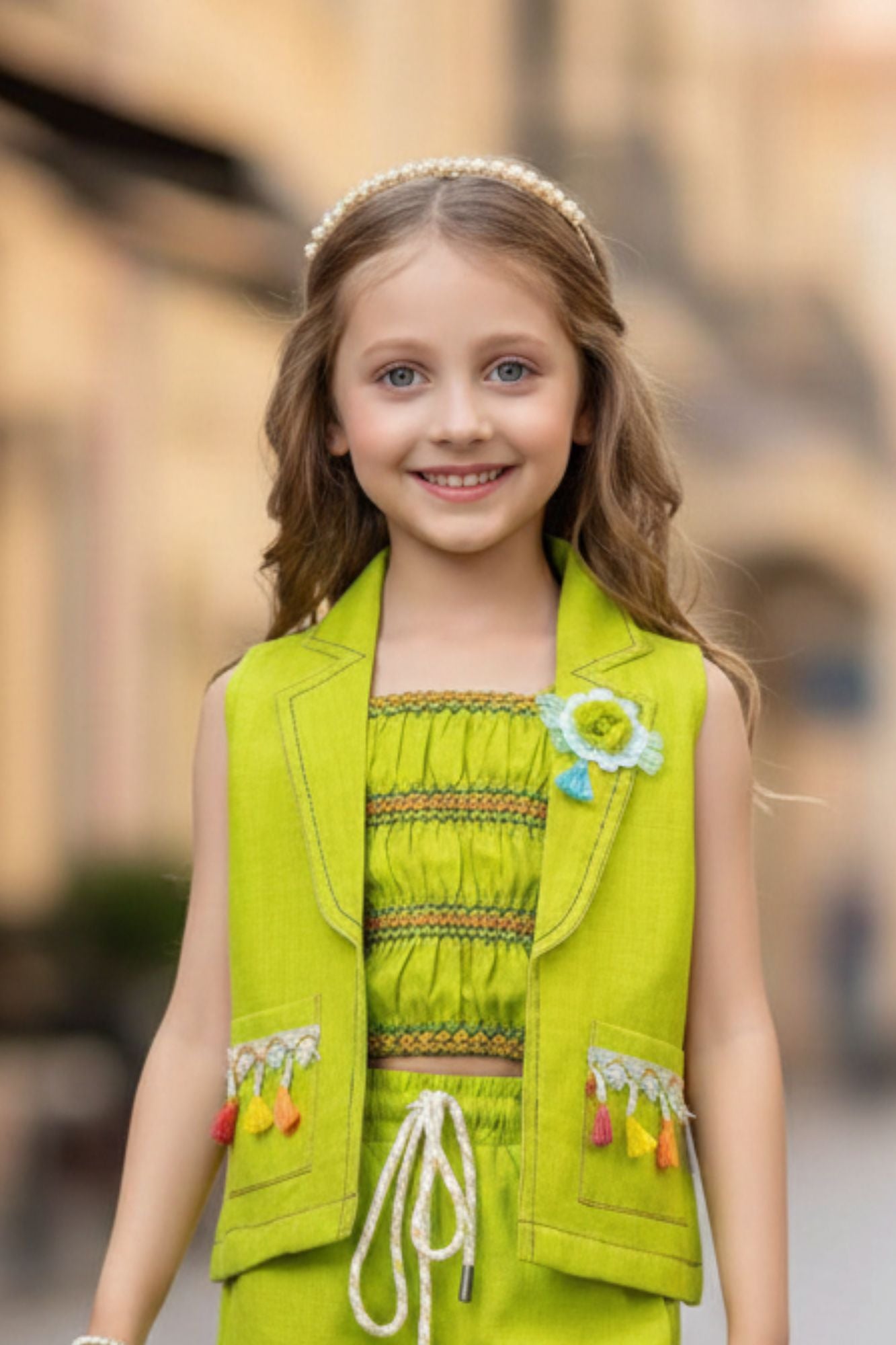 طقم معطف خردلي مع بلوزة وشورت عمل مزين بالشراشيب للبنات