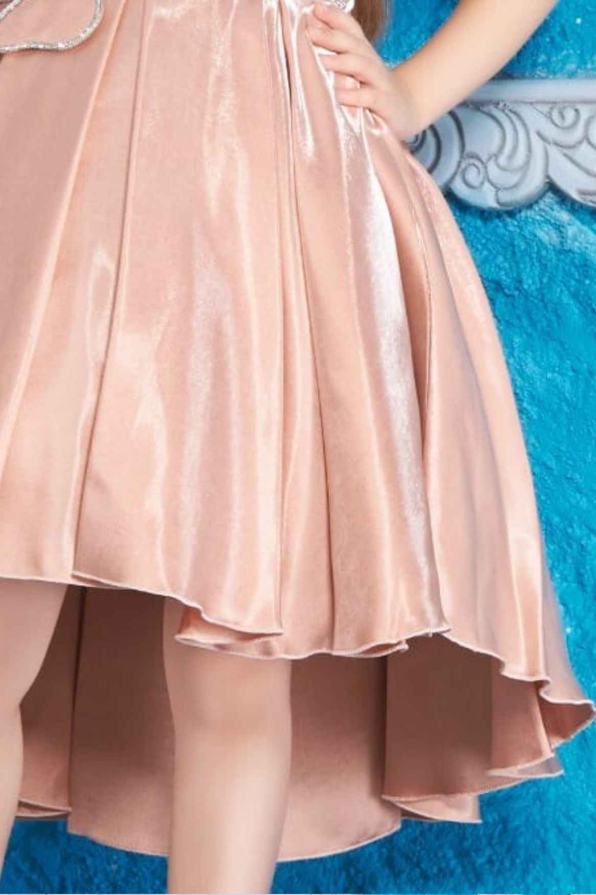فستان بني مزين بالأحجار والزهور للبنات