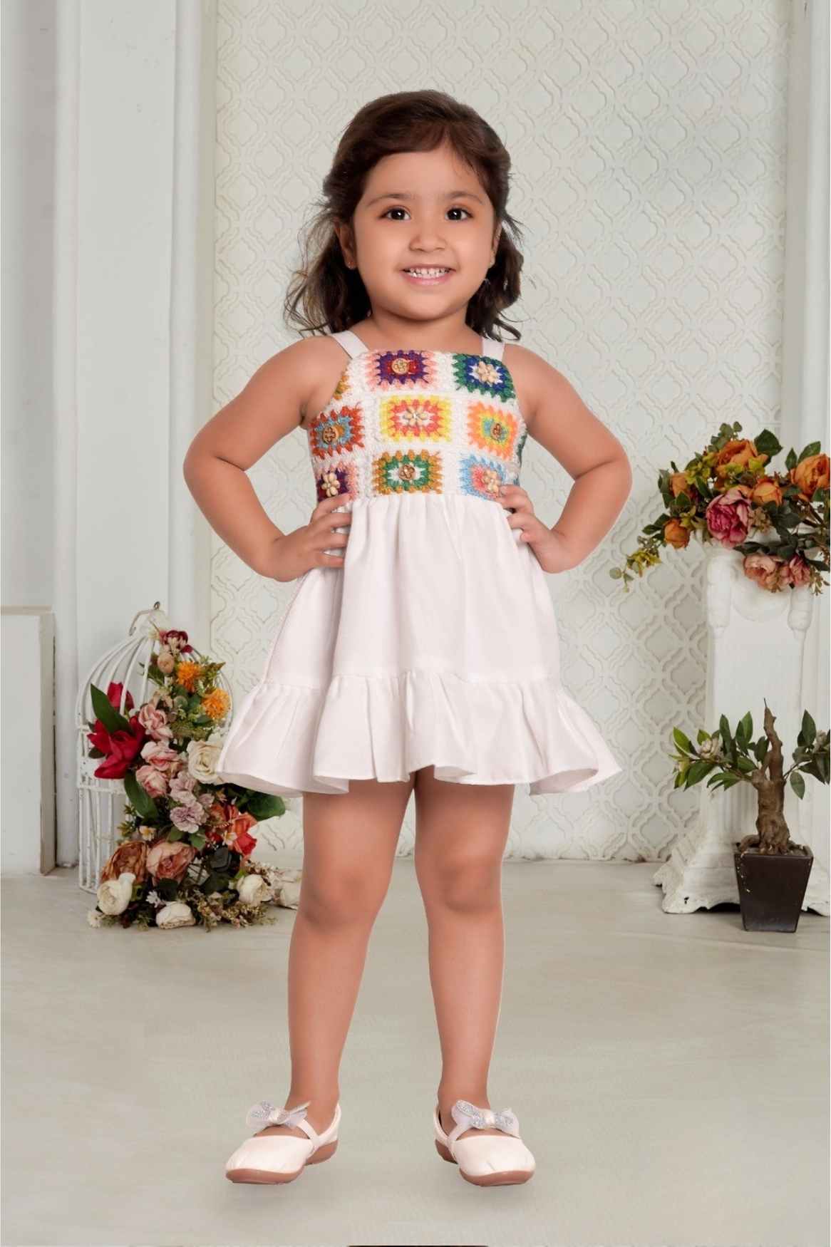 فستان كريمي أنيق مزين بالكروشيه للبنات