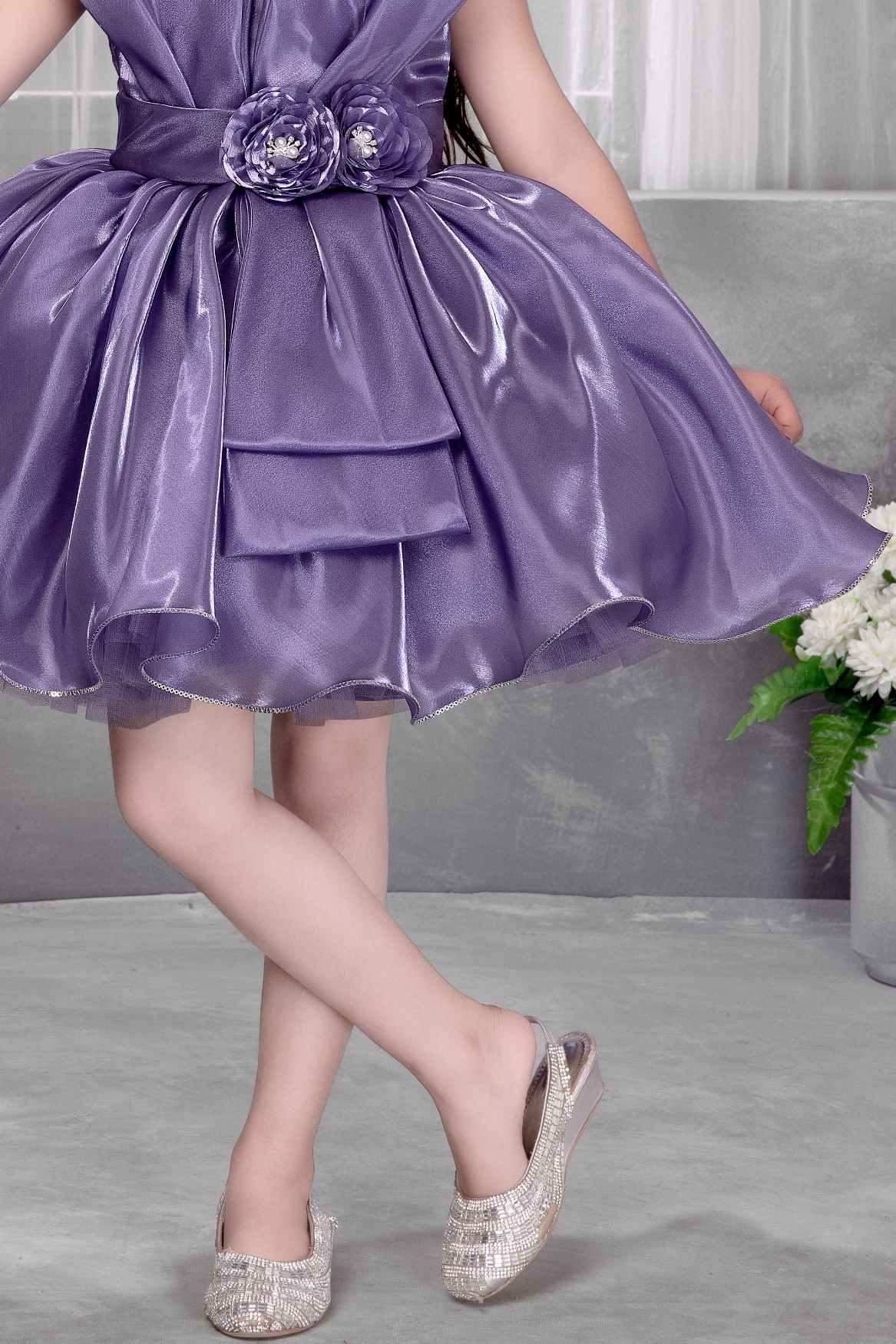 فستان حفلات لافندر مع تفاصيل خصر زهرية وربطة عنق للبنات 