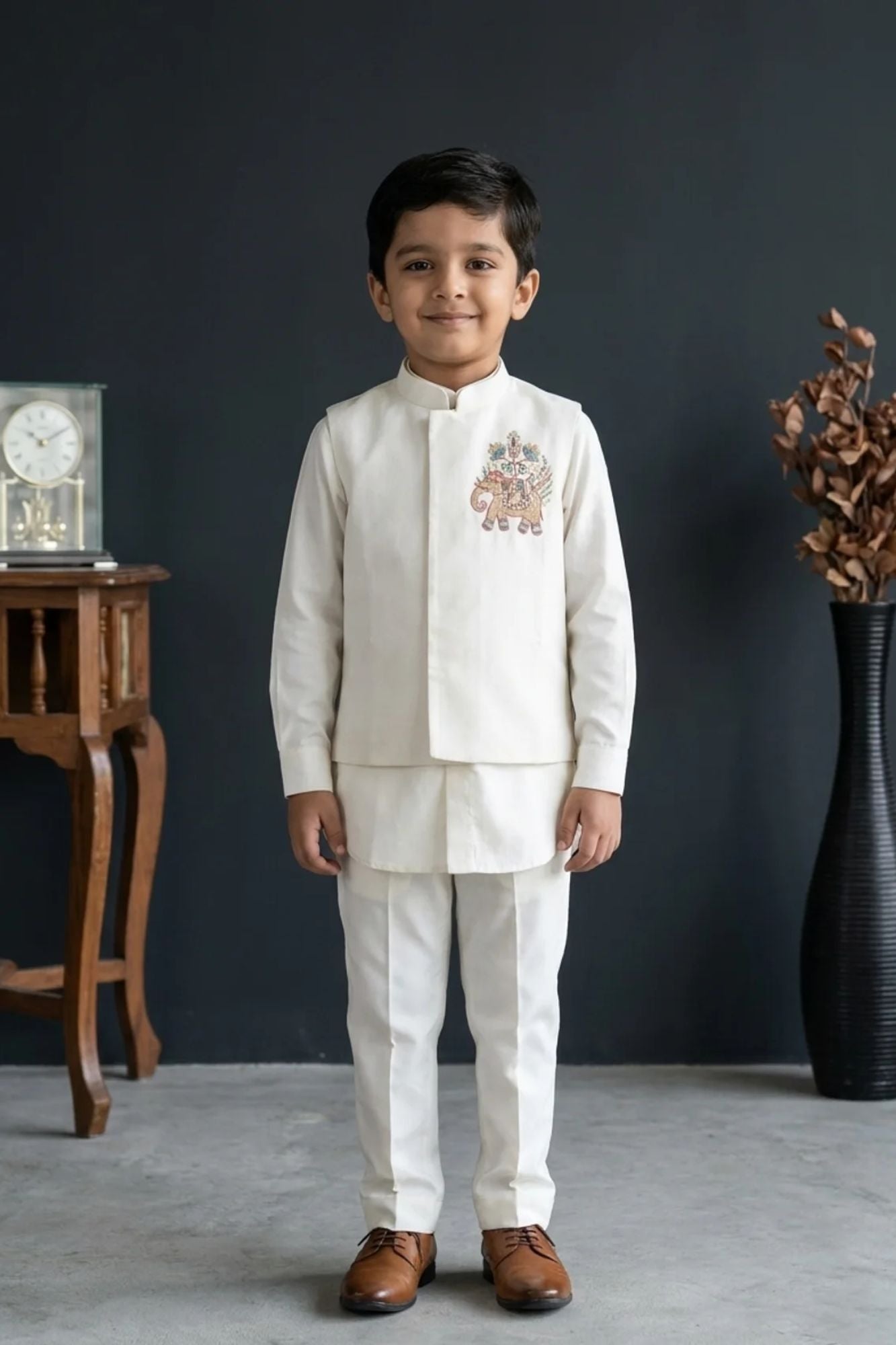 White Embroidered Kurta Set With Mandarin Collar For Boys
