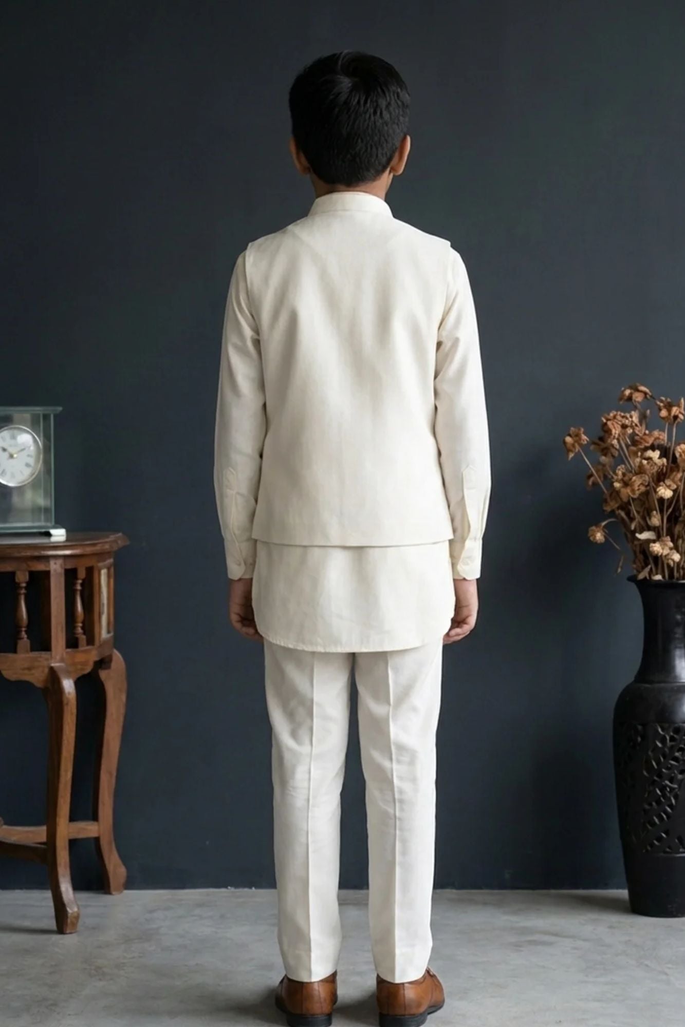 White Embroidered Kurta Set With Mandarin Collar For Boys