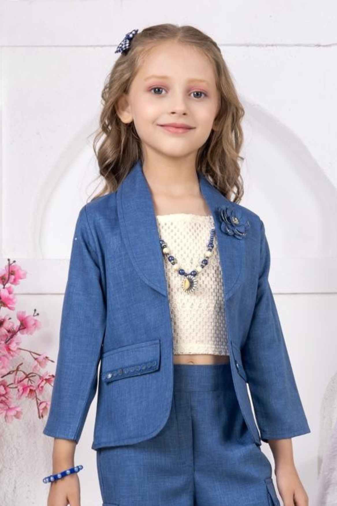 طقم أنيق من بلوزة وبنطلون مع معطف بتصميم منقوش باللونين الأزرق والكريمي للبنات