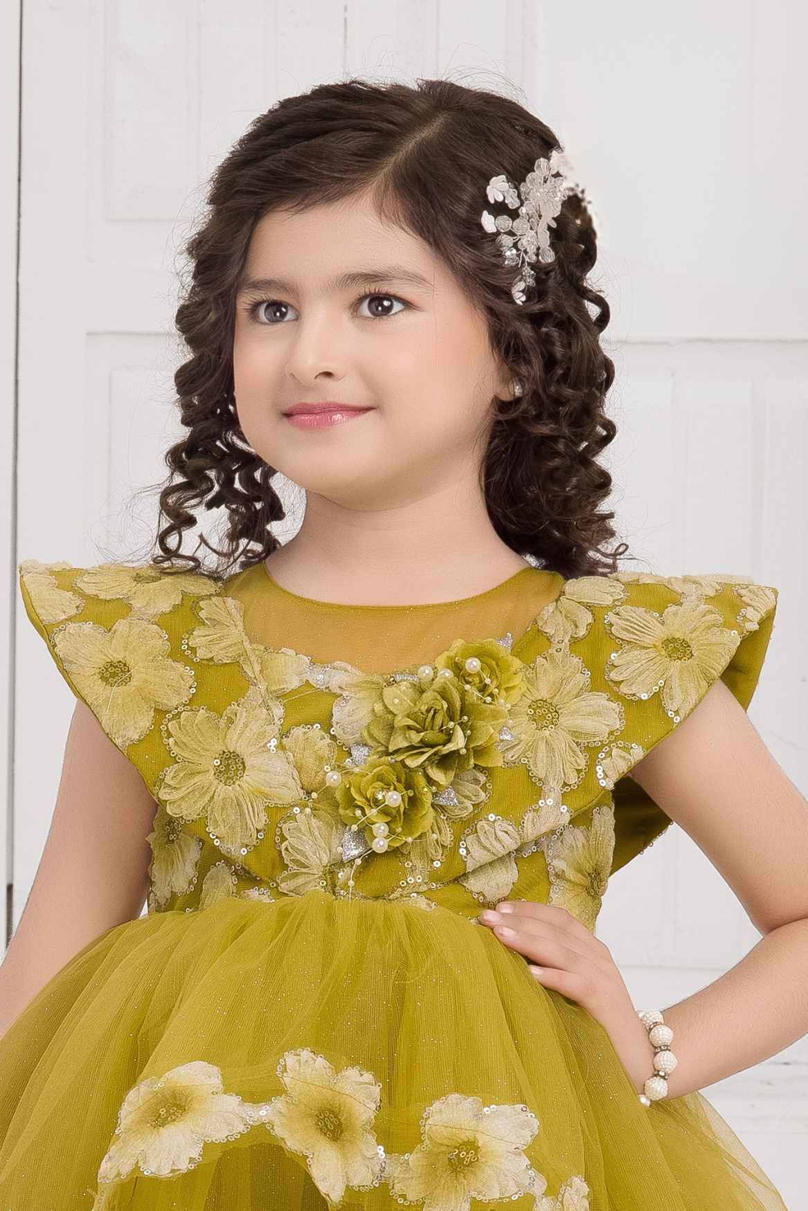 فستان خردلي خلفي مزين بالترتر وزخارف نباتية للبنات
