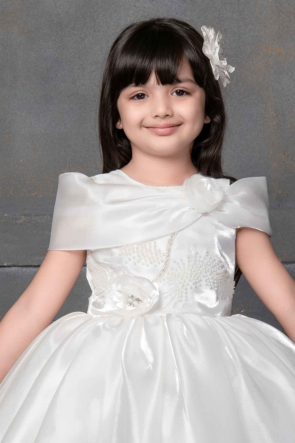 فستان مصمم من الساتان الكريمي مزين بالترتر والزهور للفتيات