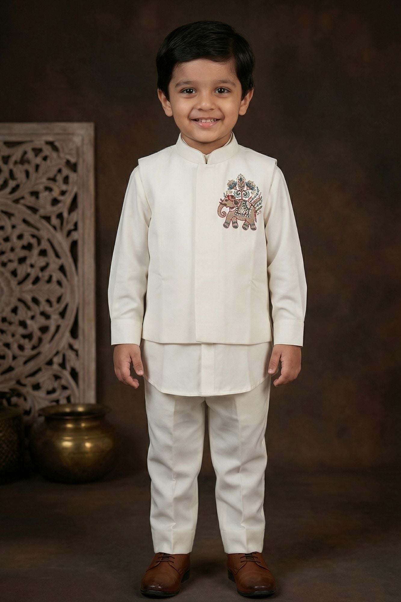 White Embroidered Kurta Set With Mandarin Collar For Boys