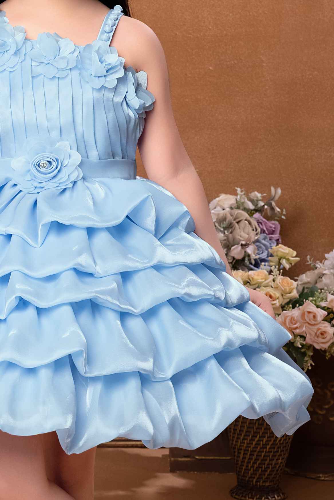 فستان أزرق سماوي بأكمام واحدة وتطريز زهور للبنات