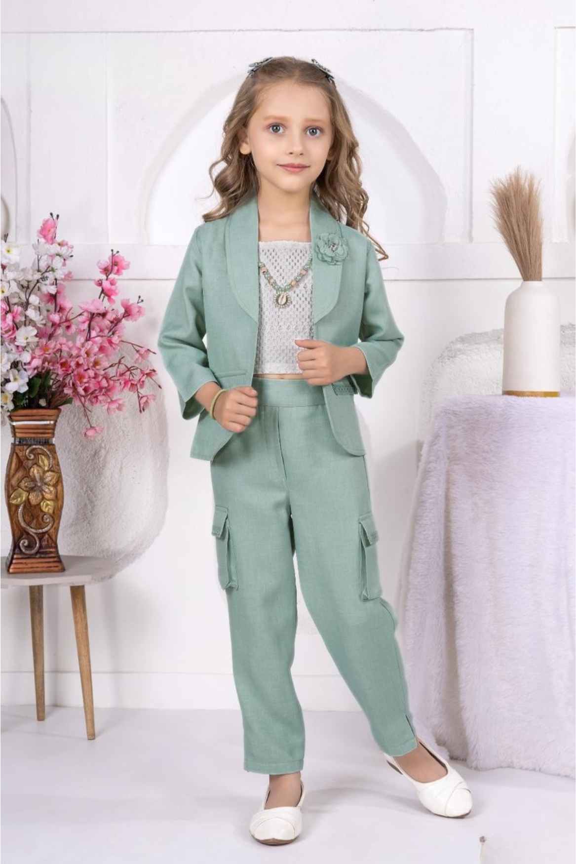 طقم أنيق من بلوزة وبنطلون بتصميم منقوش باللونين الأخضر النعناعي والكريمي مع معطف للبنات