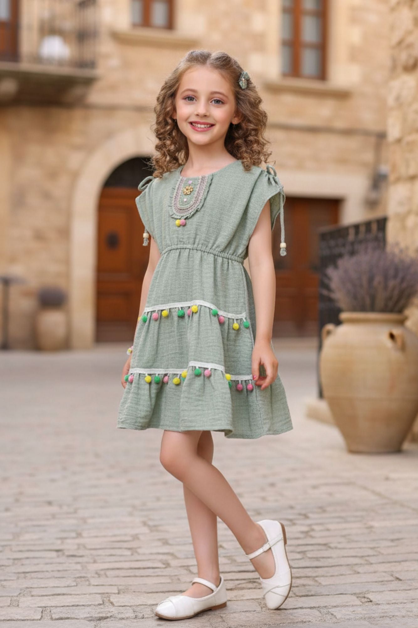 فستان قطني أخضر مزين بكرات بوم بوم مع نير مطرز للبنات