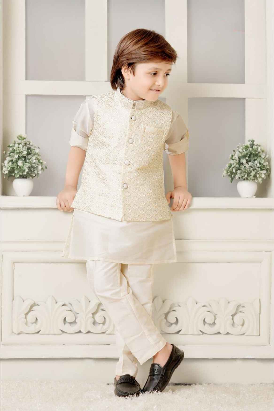 طقم كورتا كريمي مع تطريز بالترتر للأولاد