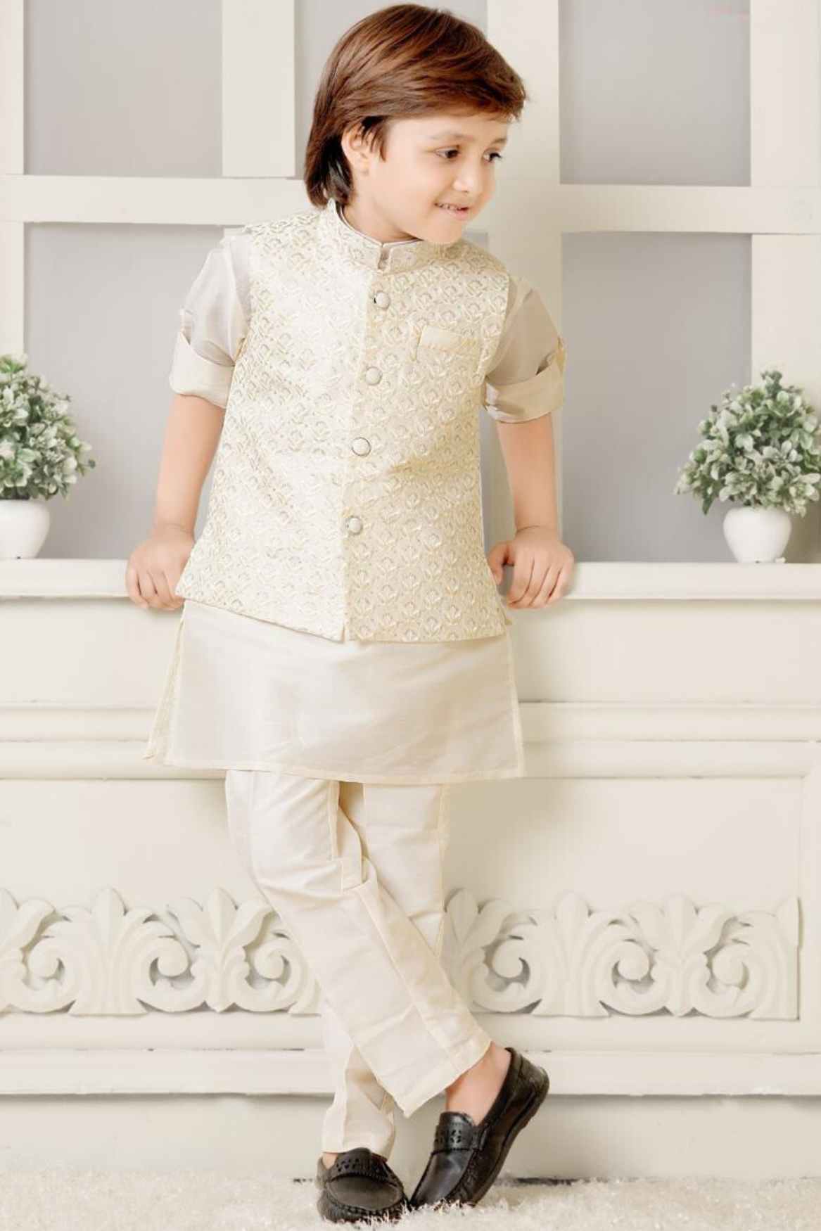 طقم كورتا كريمي مع تطريز بالترتر للأولاد