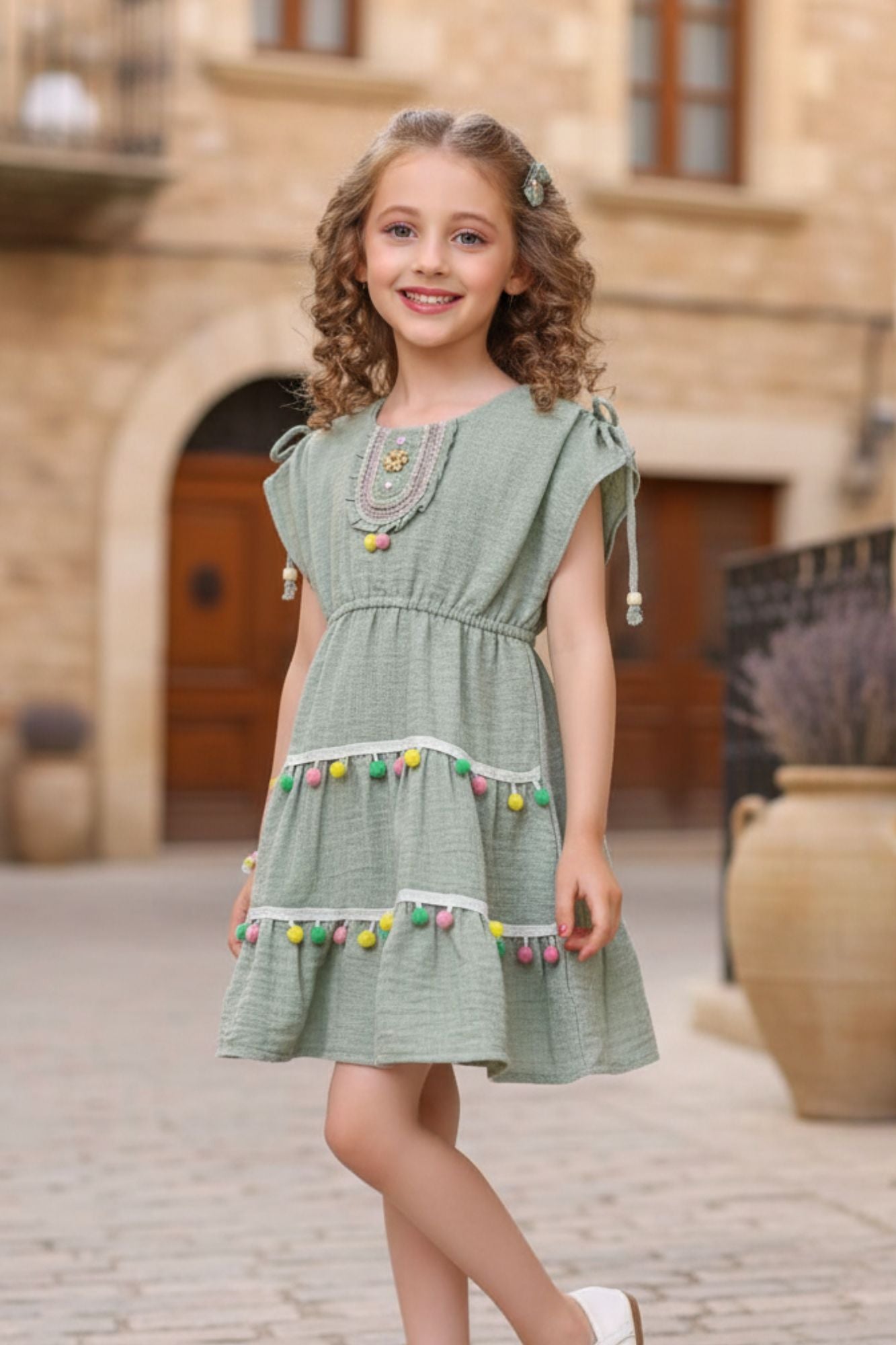 فستان قطني أخضر مزين بكرات بوم بوم مع نير مطرز للبنات