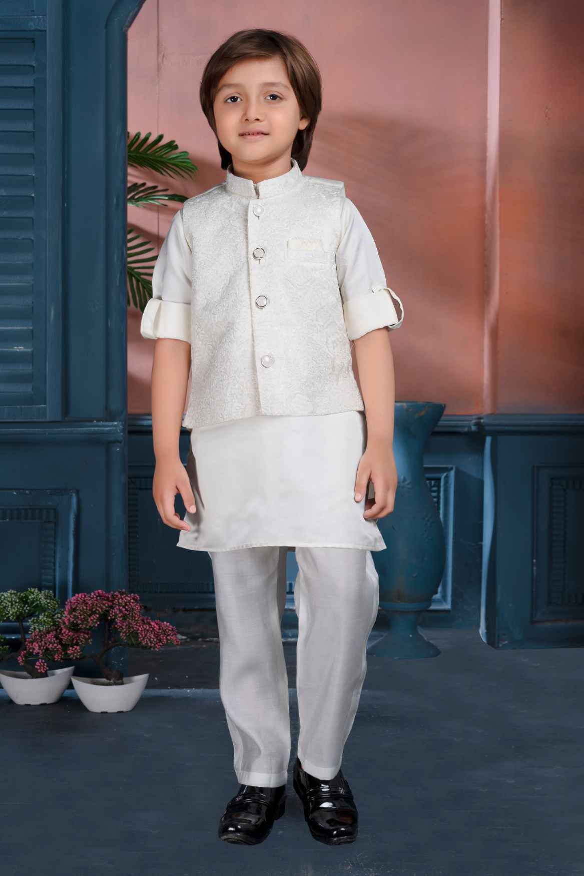 طقم كورتا بخيوط كريمية مع جاكيت للأولاد