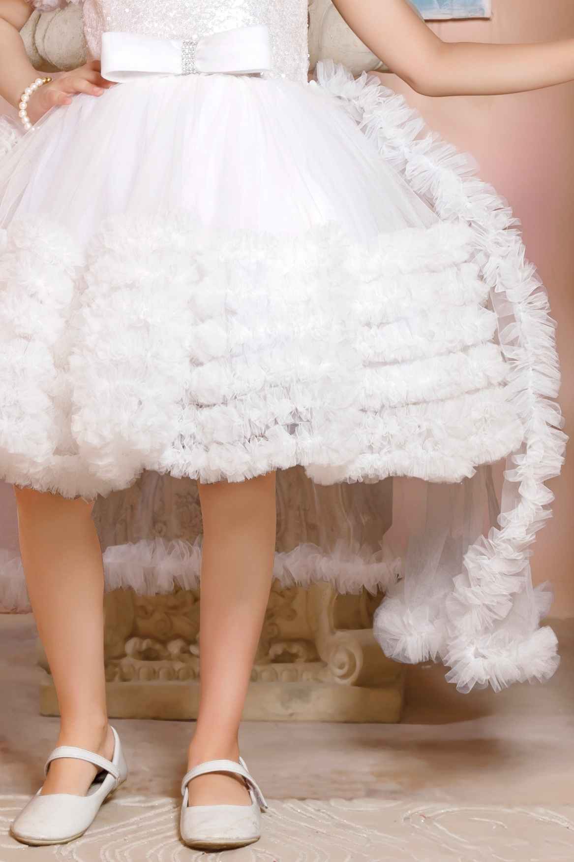 فستان سهرة أبيض مزين بالترتر مع فيونكة للبنات