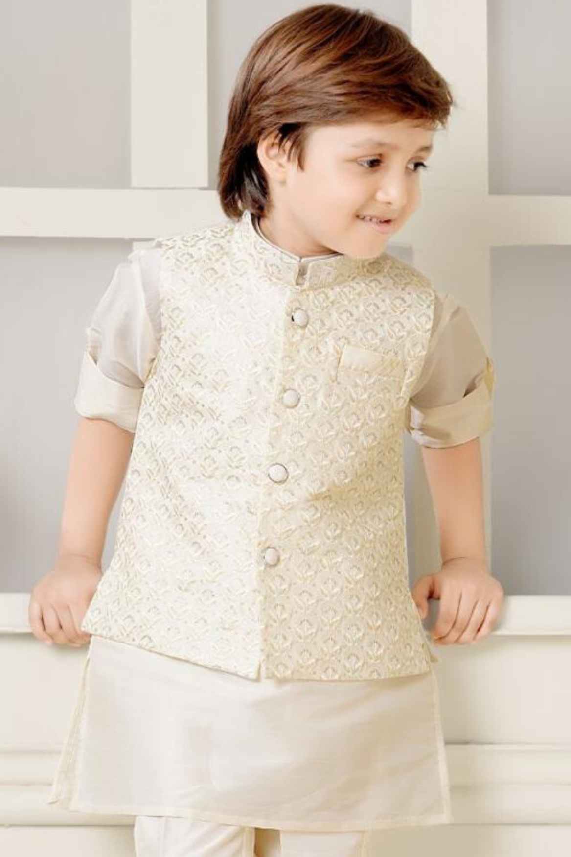 طقم كورتا كريمي مع تطريز بالترتر للأولاد