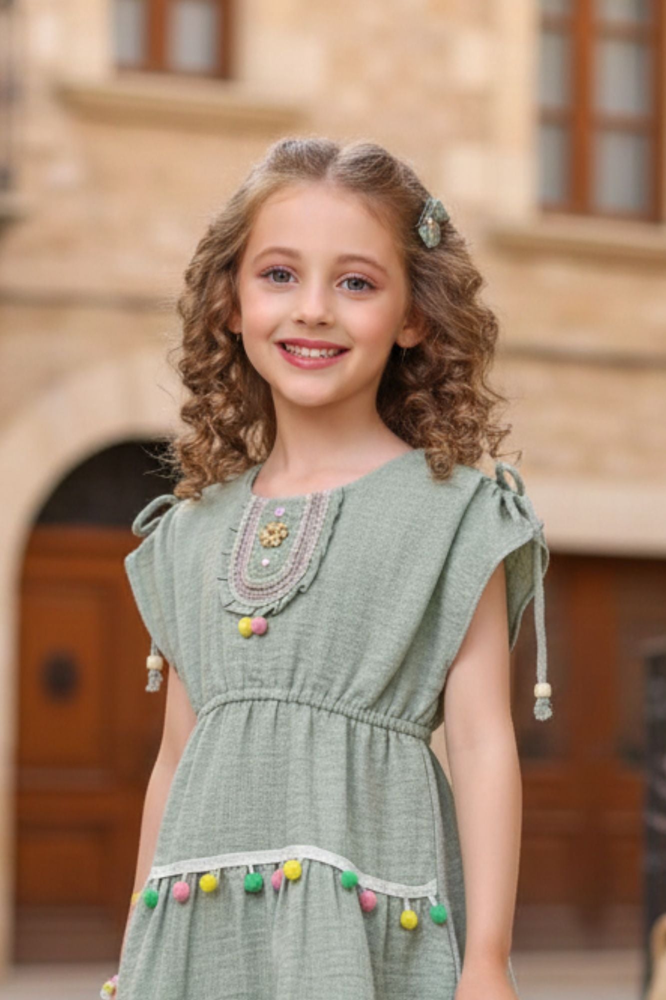 فستان قطني أخضر مزين بكرات بوم بوم مع نير مطرز للبنات