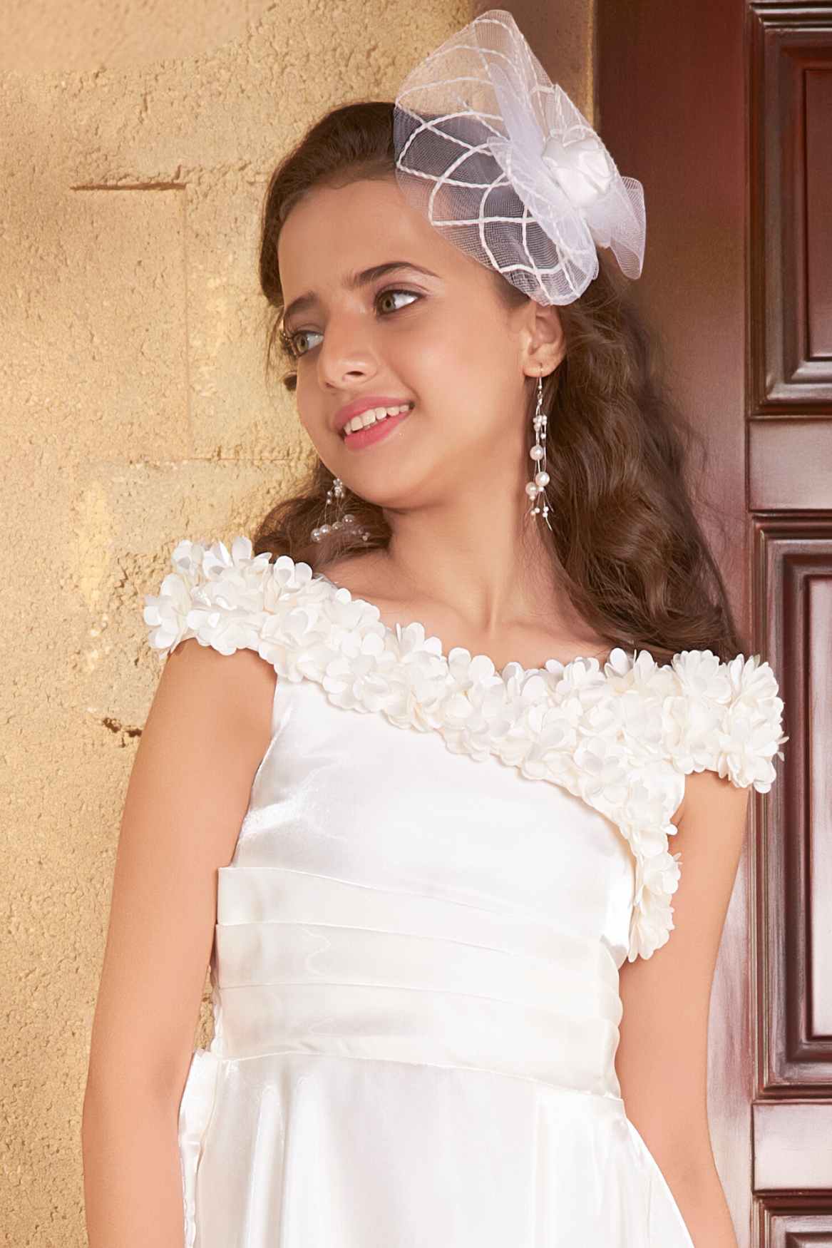 فستان سهرة أنيق من الساتان الأبيض للفتيات
