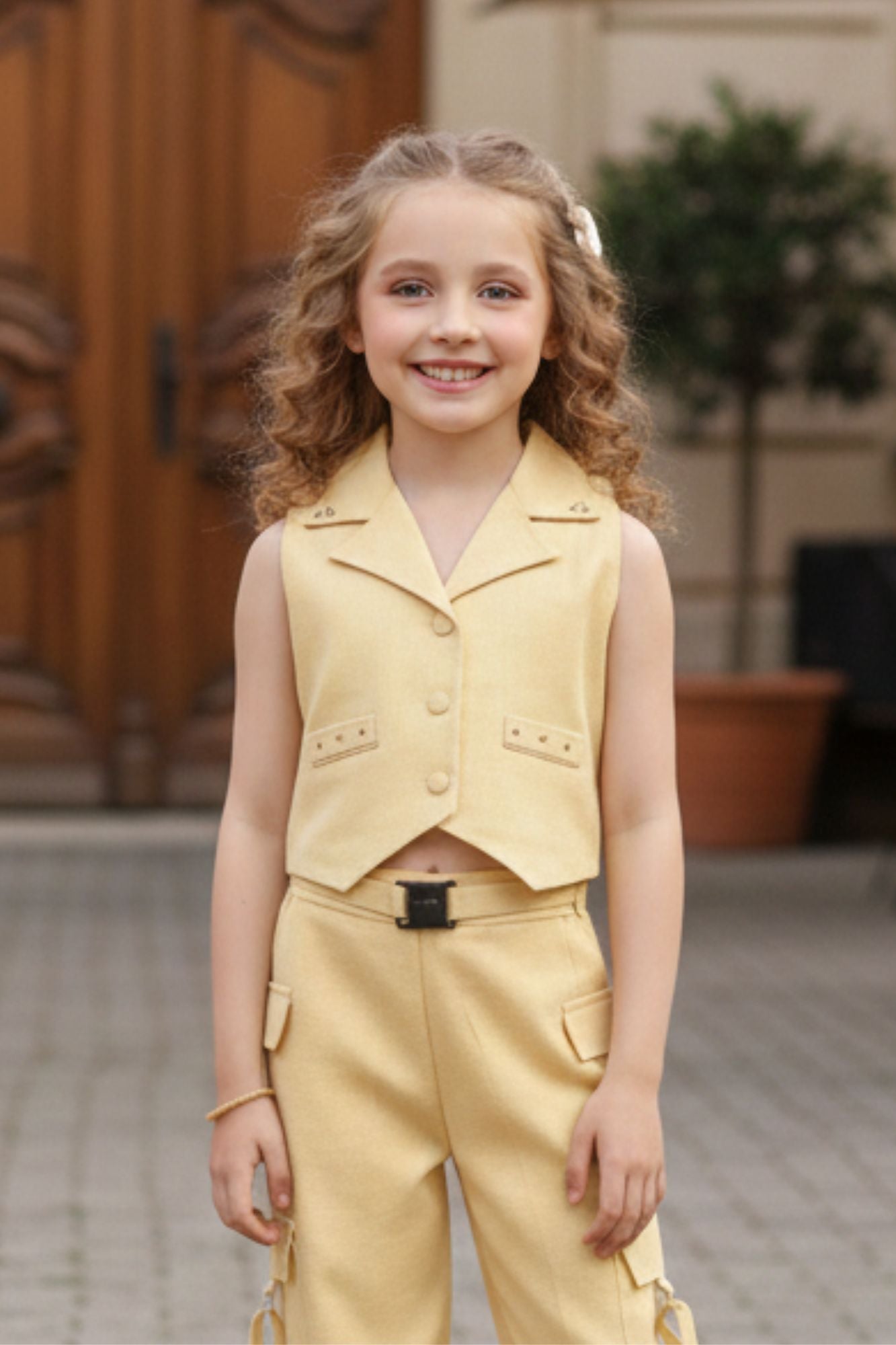 طقم عصري من جاكيت وبنطلون بدون أكمام باللون الأصفر الليموني للبنات