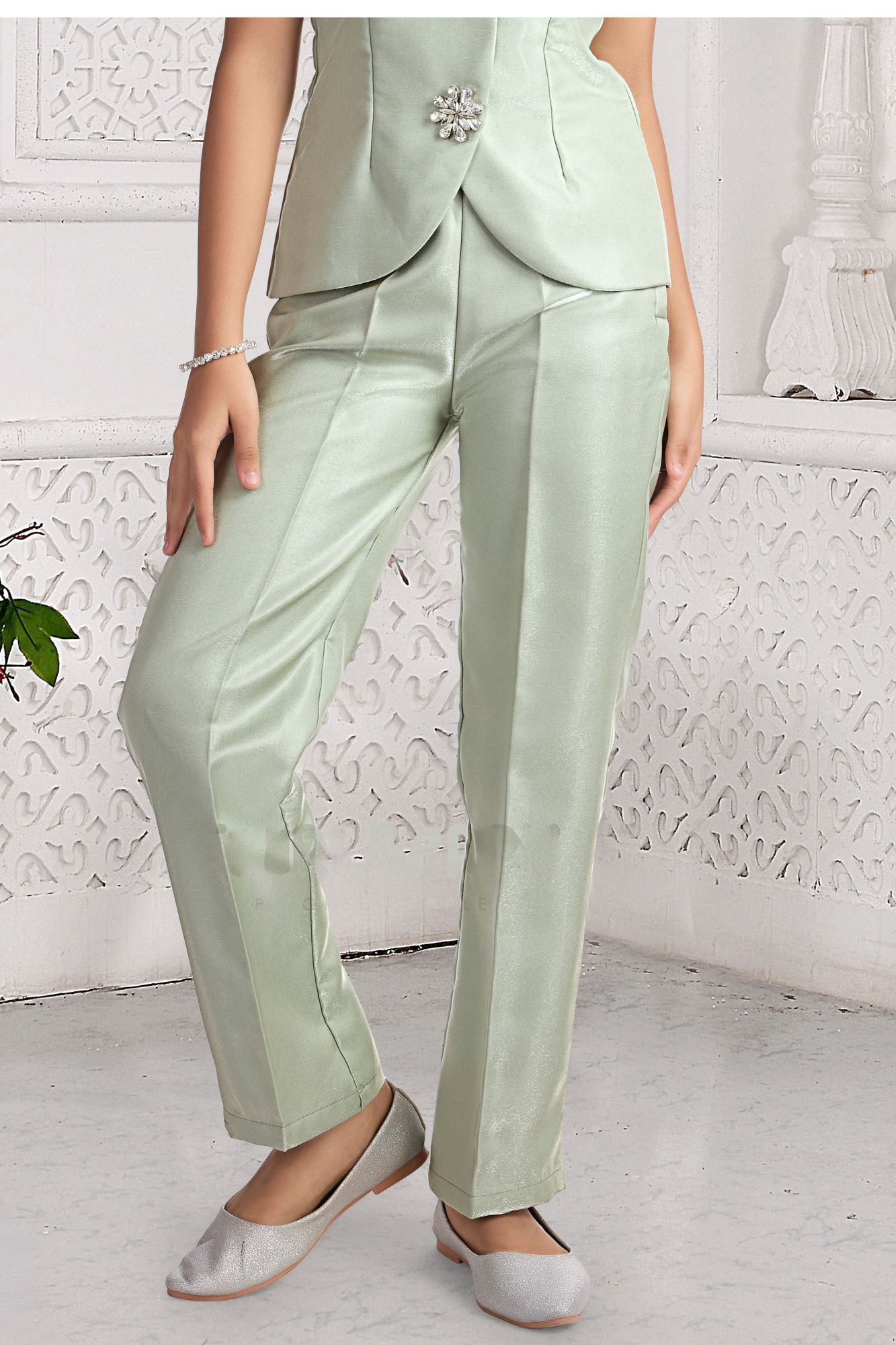 Tailored Pastel Green Pant Set with Crystal Brooch Accents For Girls