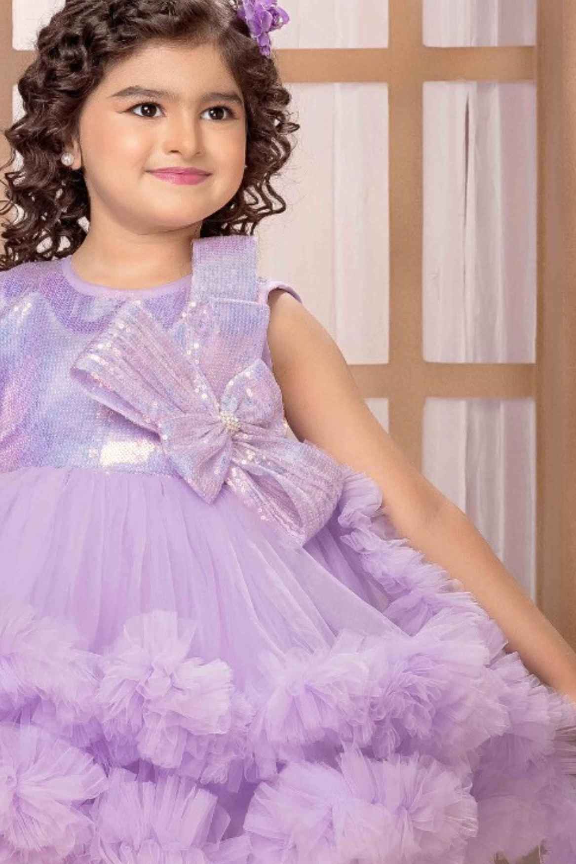 فستان أرجواني بدون أكمام ومزين بالترتر مع فيونكة وظهر خلفي للفتيات