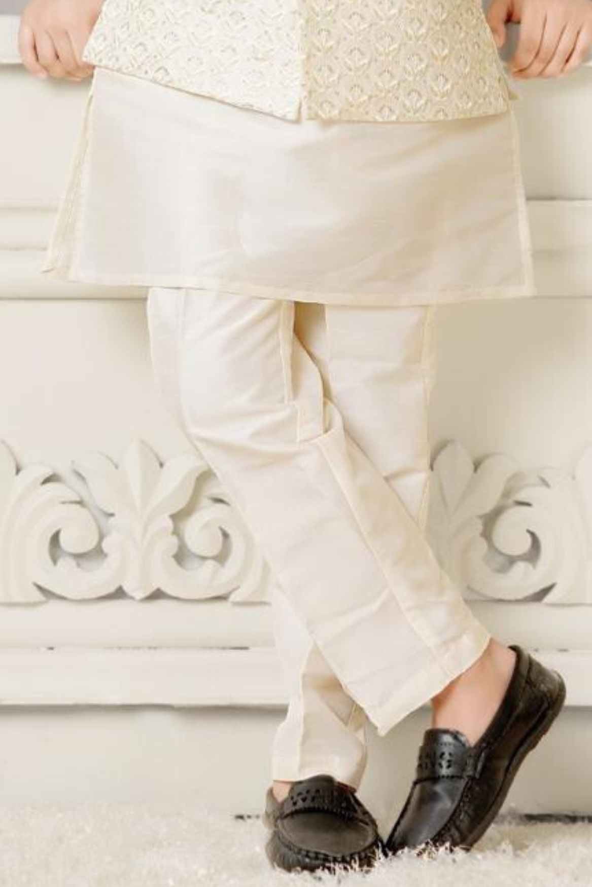 طقم كورتا كريمي مع تطريز بالترتر للأولاد