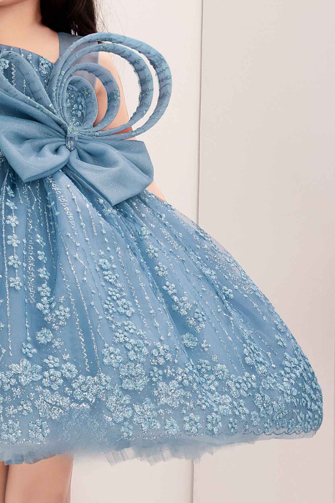 فستان أزرق مزين بفيونكة ومطبوع لامع للبنات