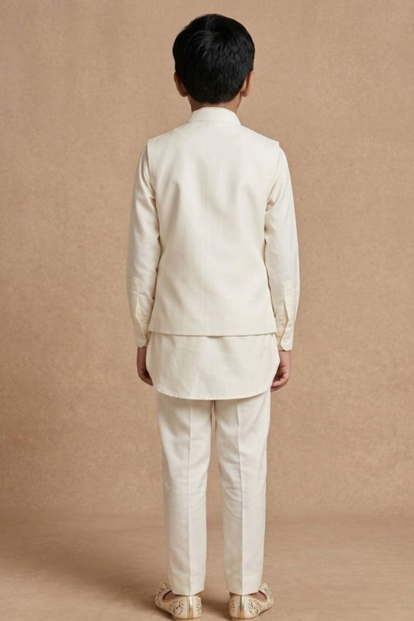 White Embroidered Kurta Set With Mandarin Collar For Boys