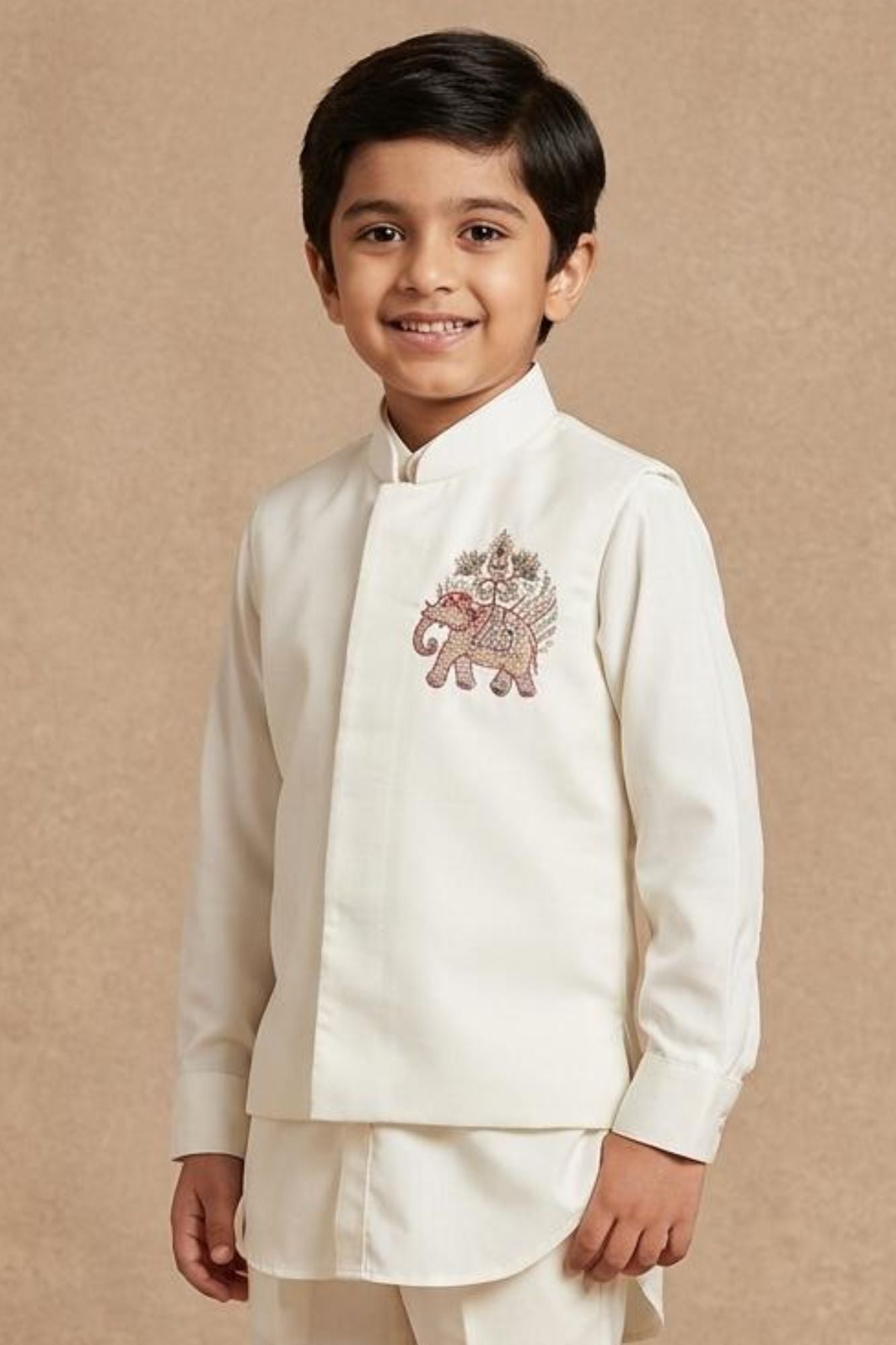 White Embroidered Kurta Set With Mandarin Collar For Boys